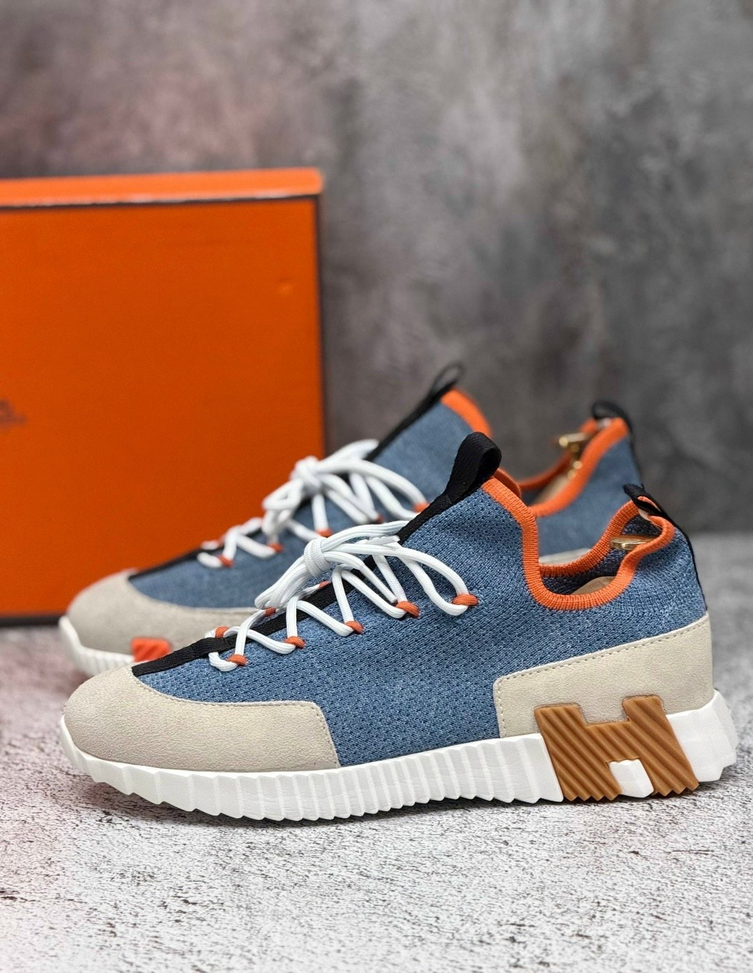 кроссовки hermes,кроссовки мужские hermes,кроссовки hermes прогулочные мужские,кеды hermes мужские,мужские комбинированные кроссовки hermes 2026 синие с красной буквой на подошве