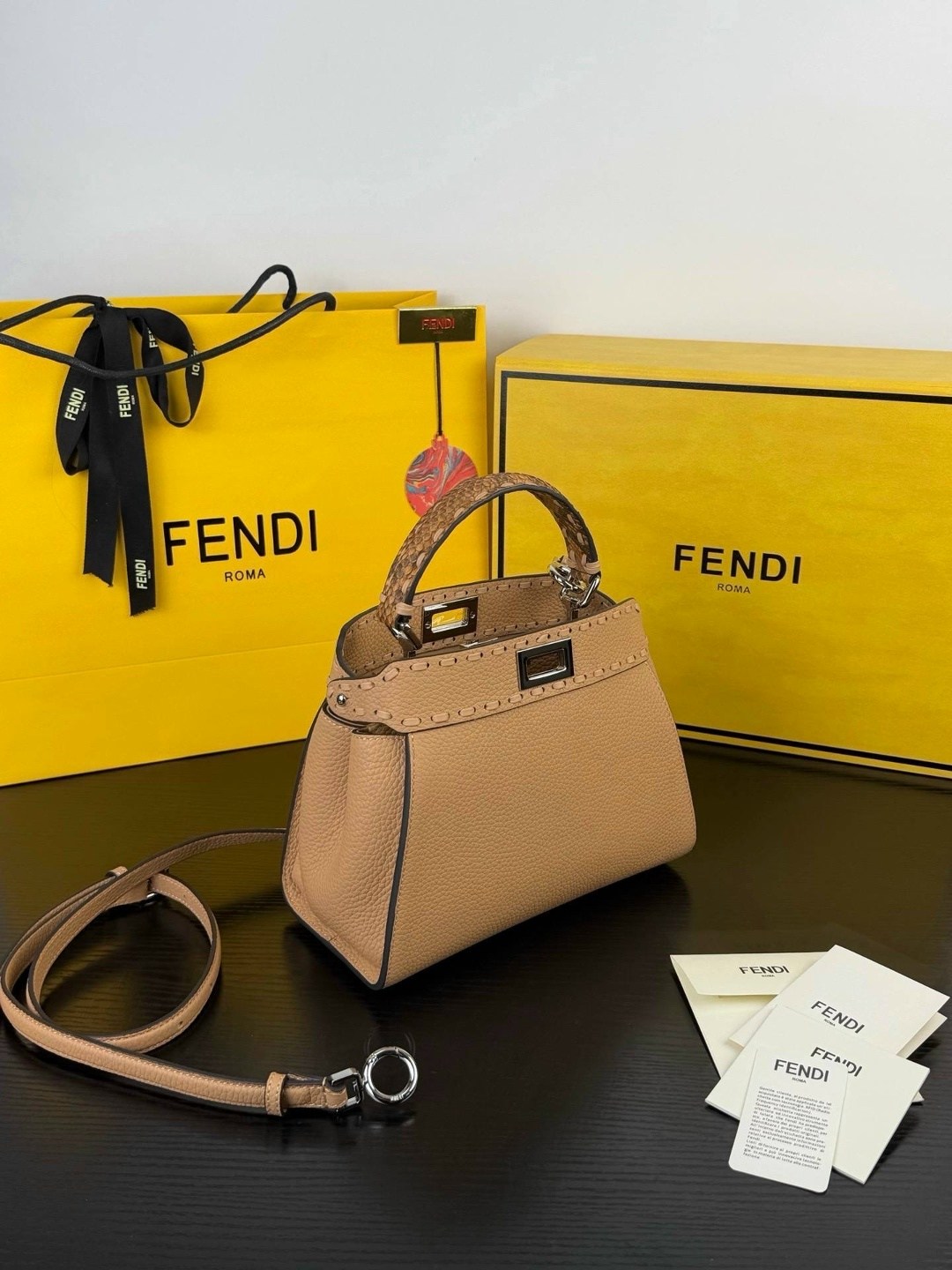 женская бежевая сумка fendi peekaboo mini,женская сумка fendi,сумка fendi,fendi сумка на плечо,женская коричневая сумка fendi peekaboo mini