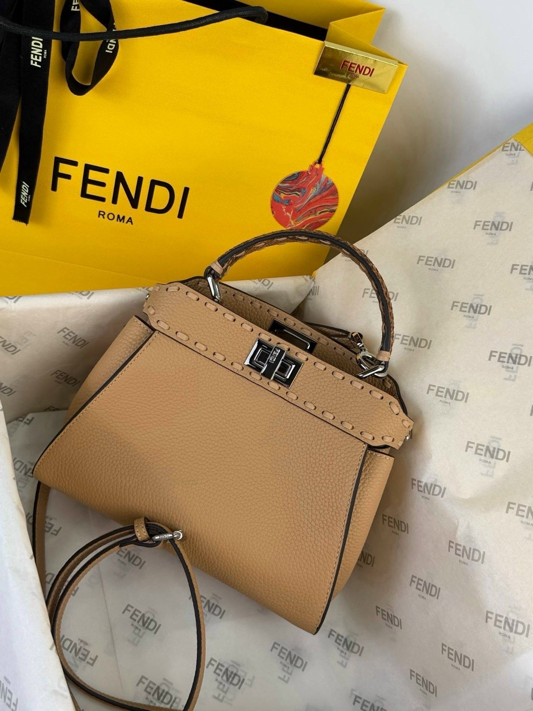 женская бежевая сумка fendi peekaboo mini,женская сумка fendi,сумка fendi,fendi сумка на плечо,женская коричневая сумка fendi peekaboo mini