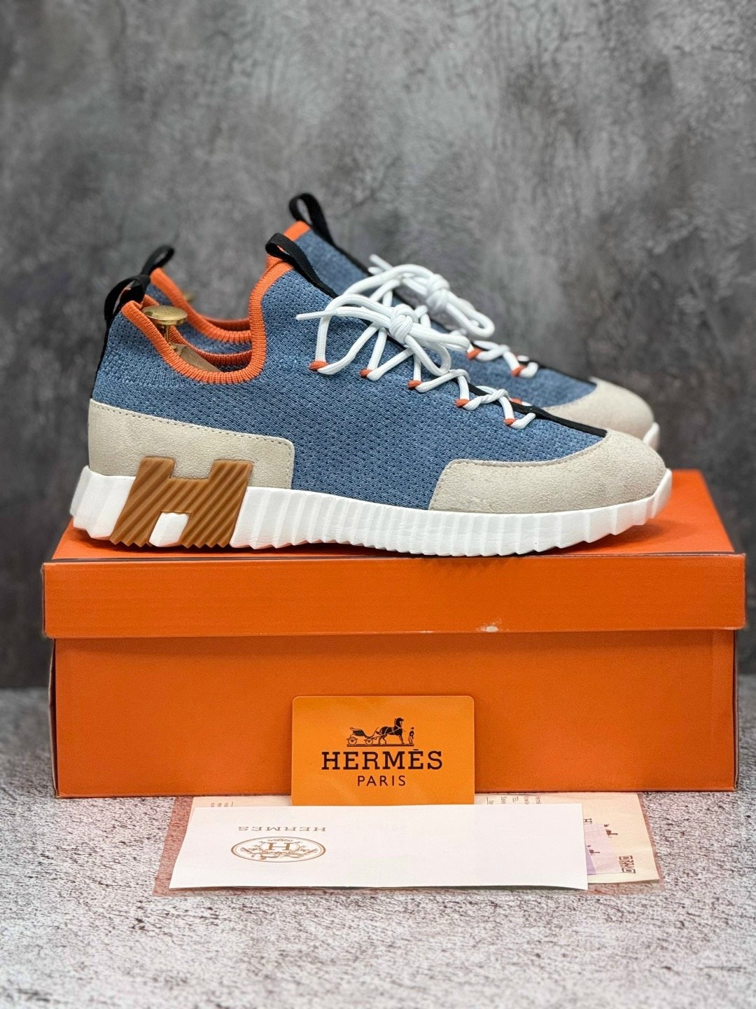 кроссовки hermes,кроссовки мужские hermes,кроссовки hermes прогулочные мужские,кеды hermes мужские,мужские комбинированные кроссовки hermes 2026 синие с красной буквой на подошве