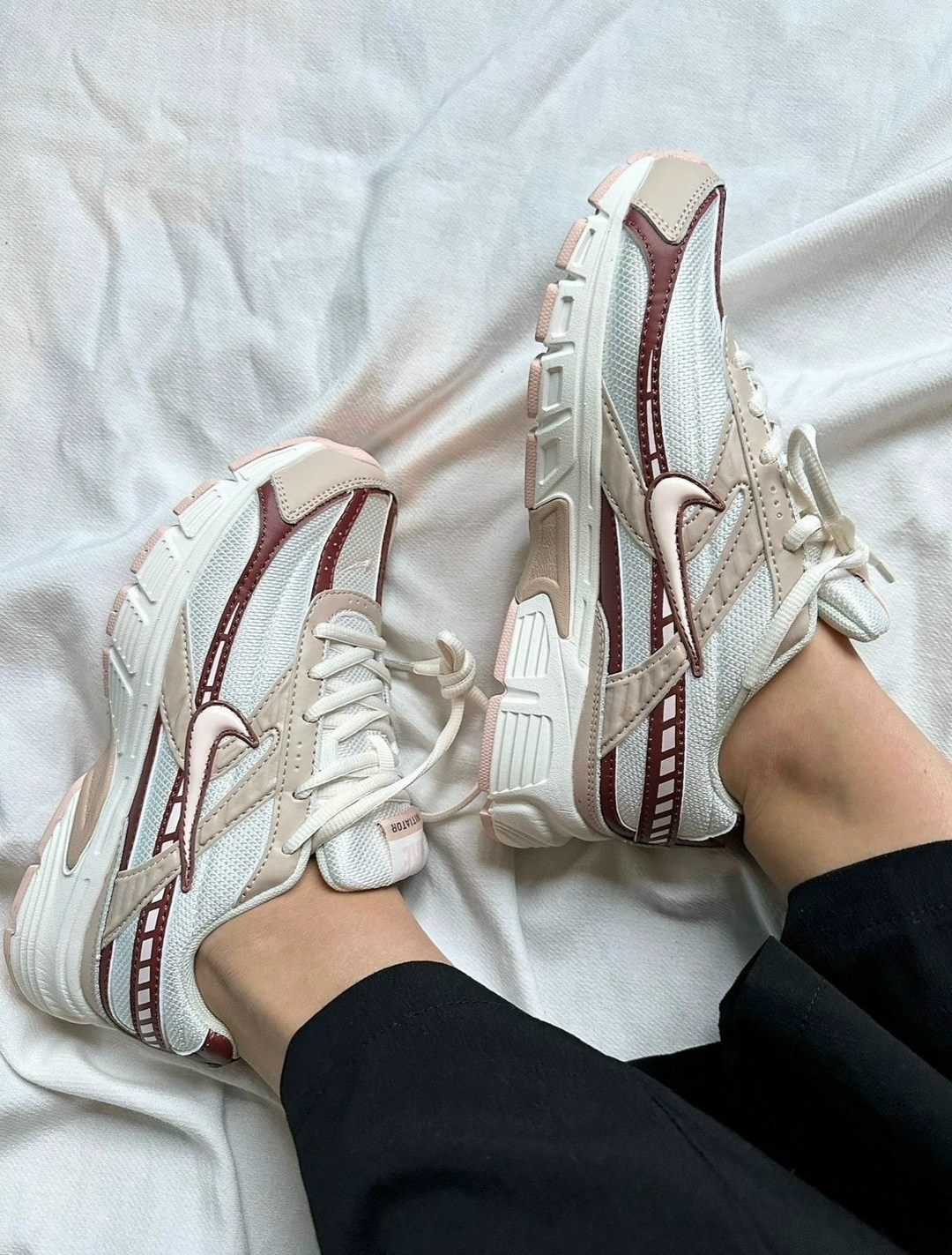 кроссовки nike initiator,кроссовки nike,кроссовки женские nike initiator белые,кроссовки женские nike wmns initiator white/cerry/metallic silver,nike initiator