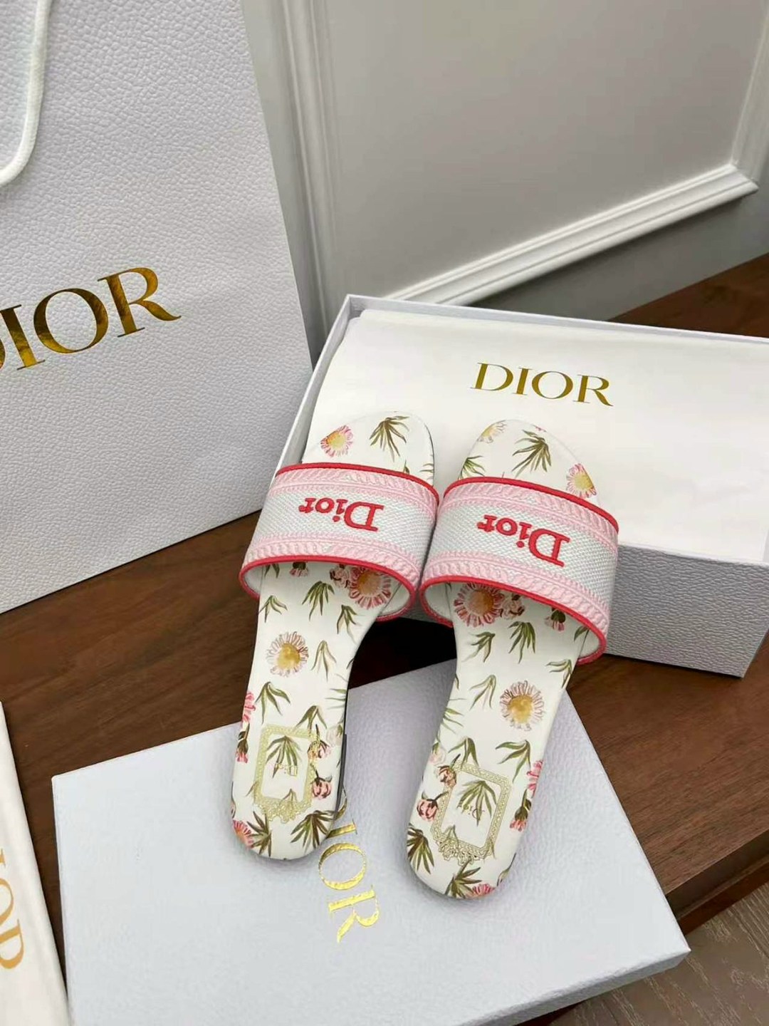 christian dior шлепанцы коллекция 2026,шлепанцы christian dior,шлепки кристиан диор,шлепки диор,шлепки диор женские