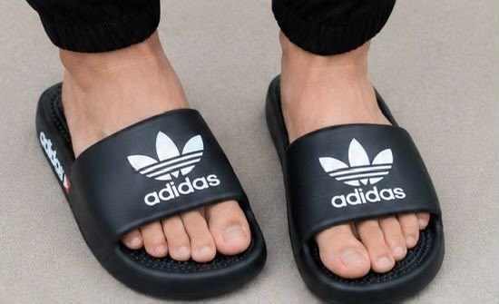 шлепанцы adidas,тапочки adidas,шлепки adidas adilette белые,сланцы adidas,сланцы adidas originals