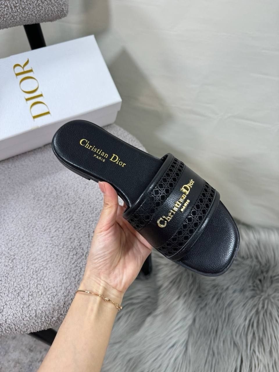 шлепанцы christian dior,шлепанцы christian dior 2026 белые с рисунком,dior dway шлепанцы,сандалии dior,шлепанцы женские christian dior