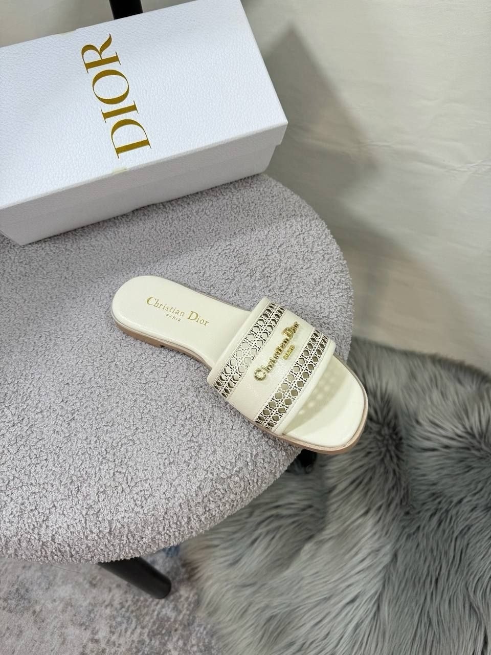 шлепанцы christian dior,шлепанцы christian dior 2026 белые с рисунком,dior dway шлепанцы,сандалии dior,шлепанцы женские christian dior