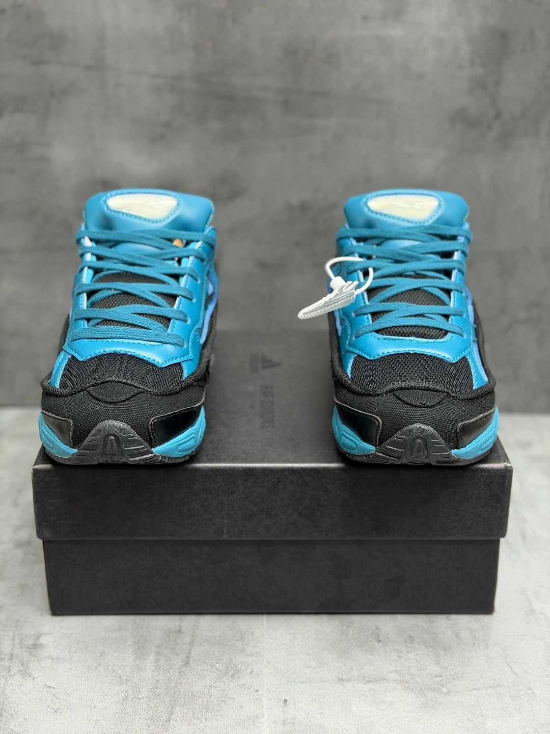 adidas replicant ozweego x raf simons,adidas raf simons x replicant ozweego black colonial blue,кроссовки adidas raf simons x replicant ozweego teal limited edition pack,adidas raf simons ozweego repl