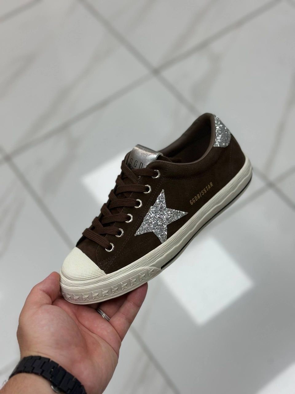 кеды golden goose,,кроссовки golden goose,golden goose грязные кеды,мужские замшевые низкие кроссовки с вышитыми звездами superstar golden goose коричневый