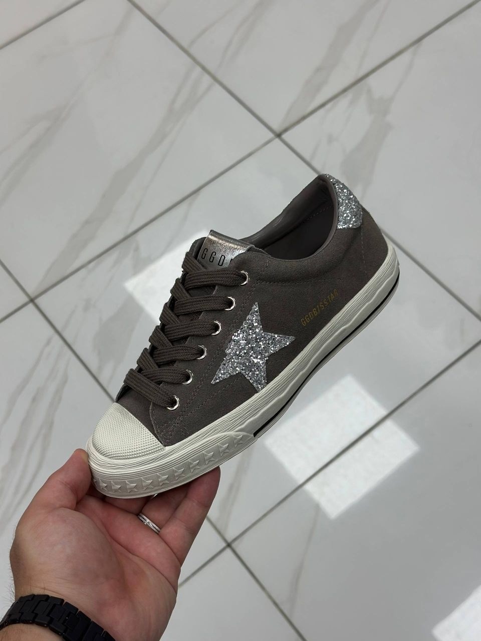 кеды golden goose,,кроссовки golden goose,golden goose грязные кеды,мужские замшевые низкие кроссовки с вышитыми звездами superstar golden goose коричневый