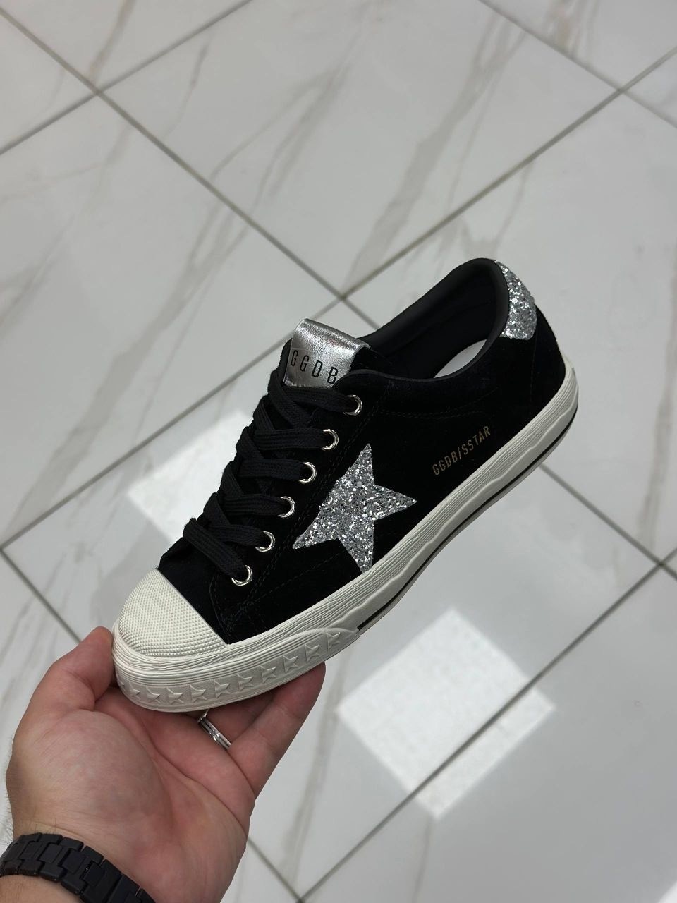 кеды golden goose,,кроссовки golden goose,golden goose грязные кеды,мужские замшевые низкие кроссовки с вышитыми звездами superstar golden goose коричневый