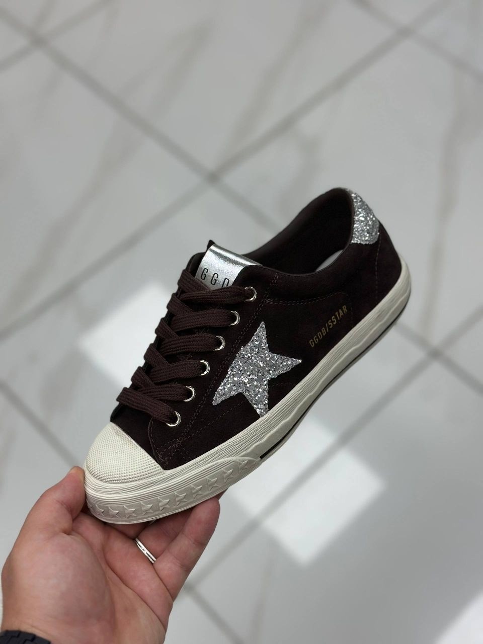 кеды golden goose,,кроссовки golden goose,golden goose грязные кеды,мужские замшевые низкие кроссовки с вышитыми звездами superstar golden goose коричневый
