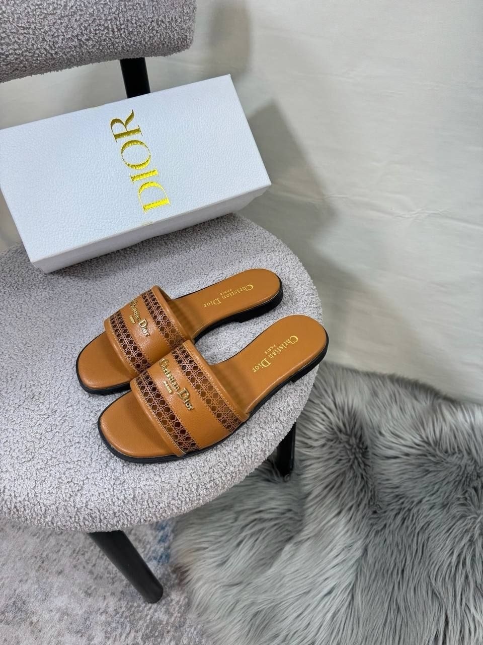 шлепанцы christian dior,шлепанцы christian dior 2026 белые с рисунком,dior dway шлепанцы,сандалии dior,шлепанцы женские christian dior