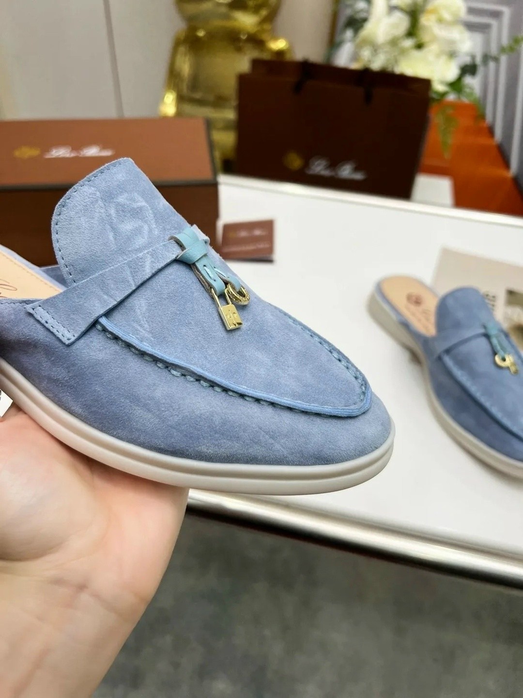 женские замшевые мюли loro piana голубые,,мюли loro piana,лоферы женские туфли из натуральной замши loro,женские тапочки