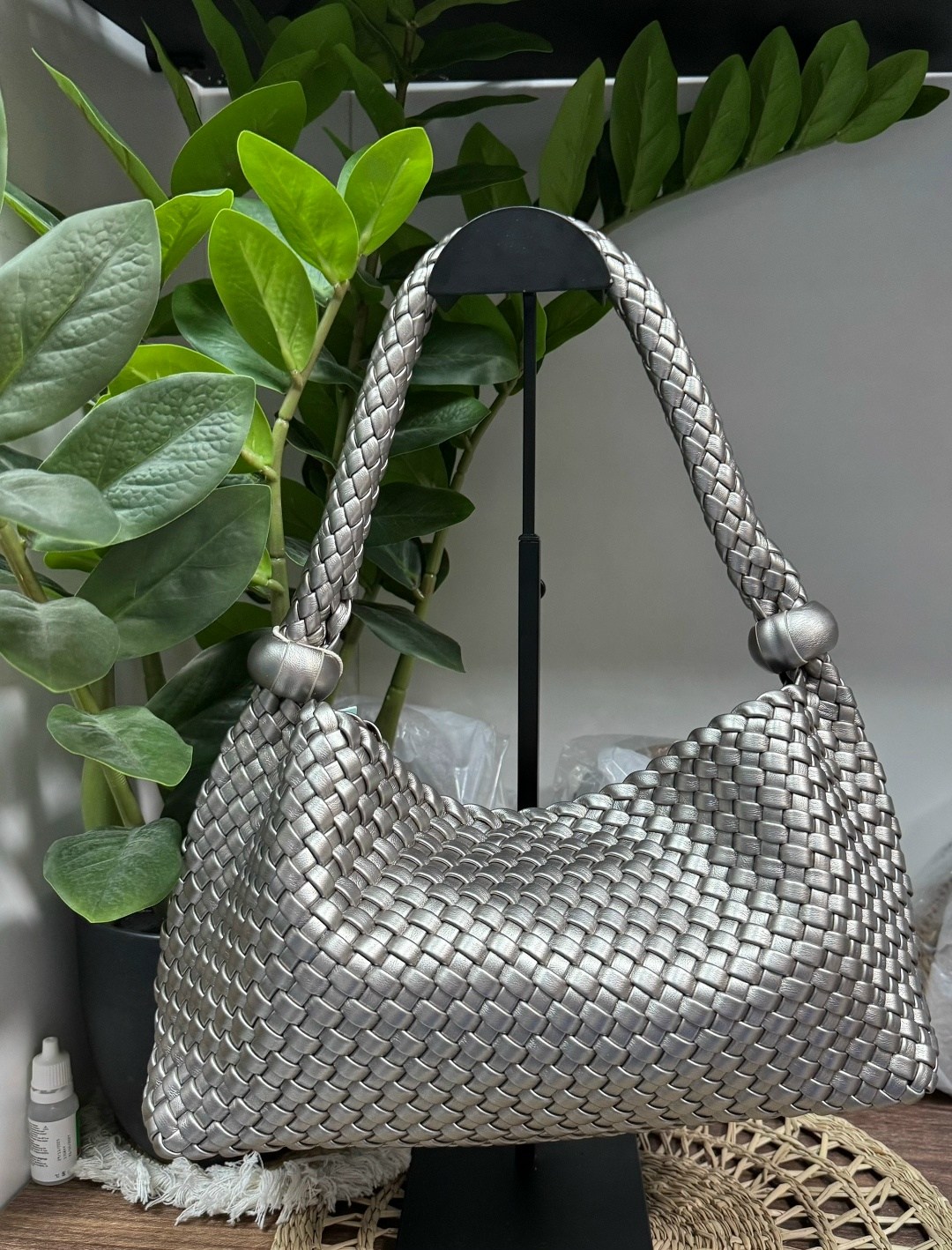 бордовая плетеная сумка хобо через плечо bottega veneta,модная сумка,плетеная сумка,женская сумка,сумка