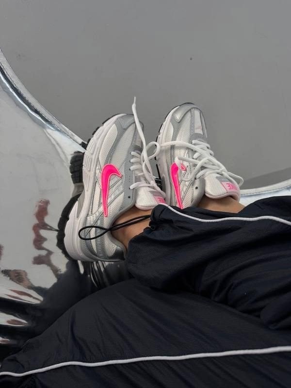 кроссовки nike initiator,кроссовки женские nike wmns initiator white/cerry/metallic silver,nike initiator,кроссовки,женские беговые кроссовки initiator от finish line nike белый