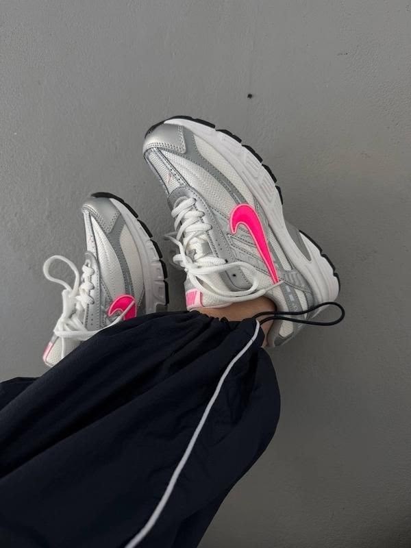 кроссовки nike initiator,кроссовки женские nike wmns initiator white/cerry/metallic silver,nike initiator,кроссовки,женские беговые кроссовки initiator от finish line nike белый