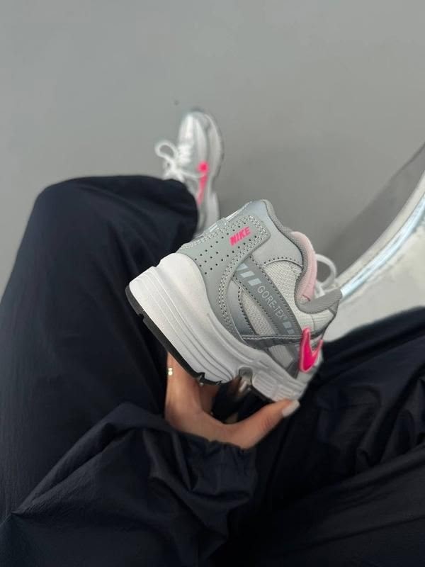 кроссовки nike initiator,кроссовки женские nike wmns initiator white/cerry/metallic silver,nike initiator,кроссовки,женские беговые кроссовки initiator от finish line nike белый