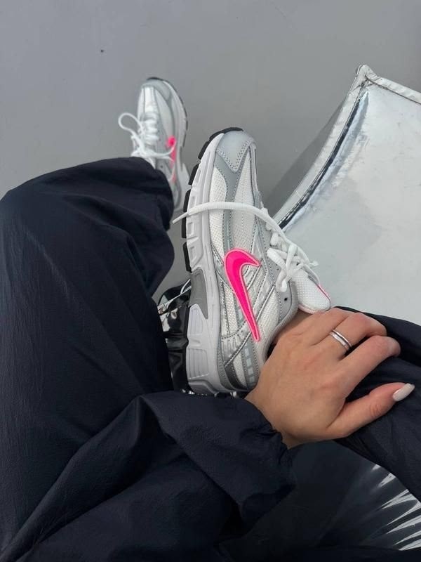 кроссовки nike initiator,кроссовки женские nike wmns initiator white/cerry/metallic silver,nike initiator,кроссовки,женские беговые кроссовки initiator от finish line nike белый