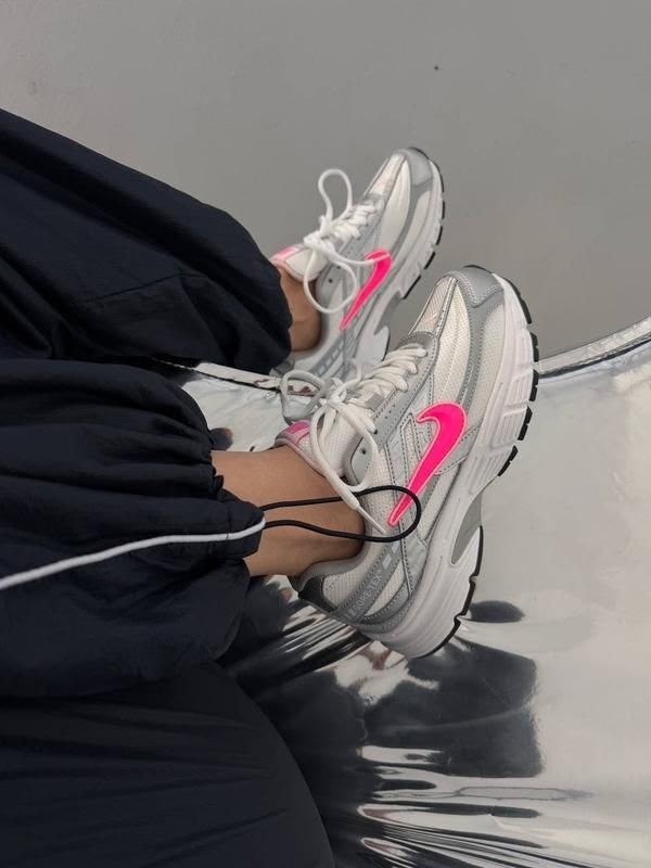 кроссовки nike initiator,кроссовки женские nike wmns initiator white/cerry/metallic silver,nike initiator,кроссовки,женские беговые кроссовки initiator от finish line nike белый