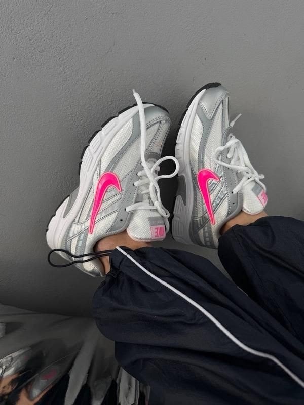 кроссовки nike initiator,кроссовки женские nike wmns initiator white/cerry/metallic silver,nike initiator,кроссовки,женские беговые кроссовки initiator от finish line nike белый