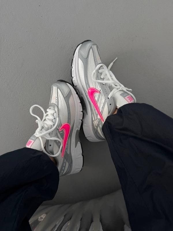 кроссовки nike initiator,кроссовки женские nike wmns initiator white/cerry/metallic silver,nike initiator,кроссовки,женские беговые кроссовки initiator от finish line nike белый