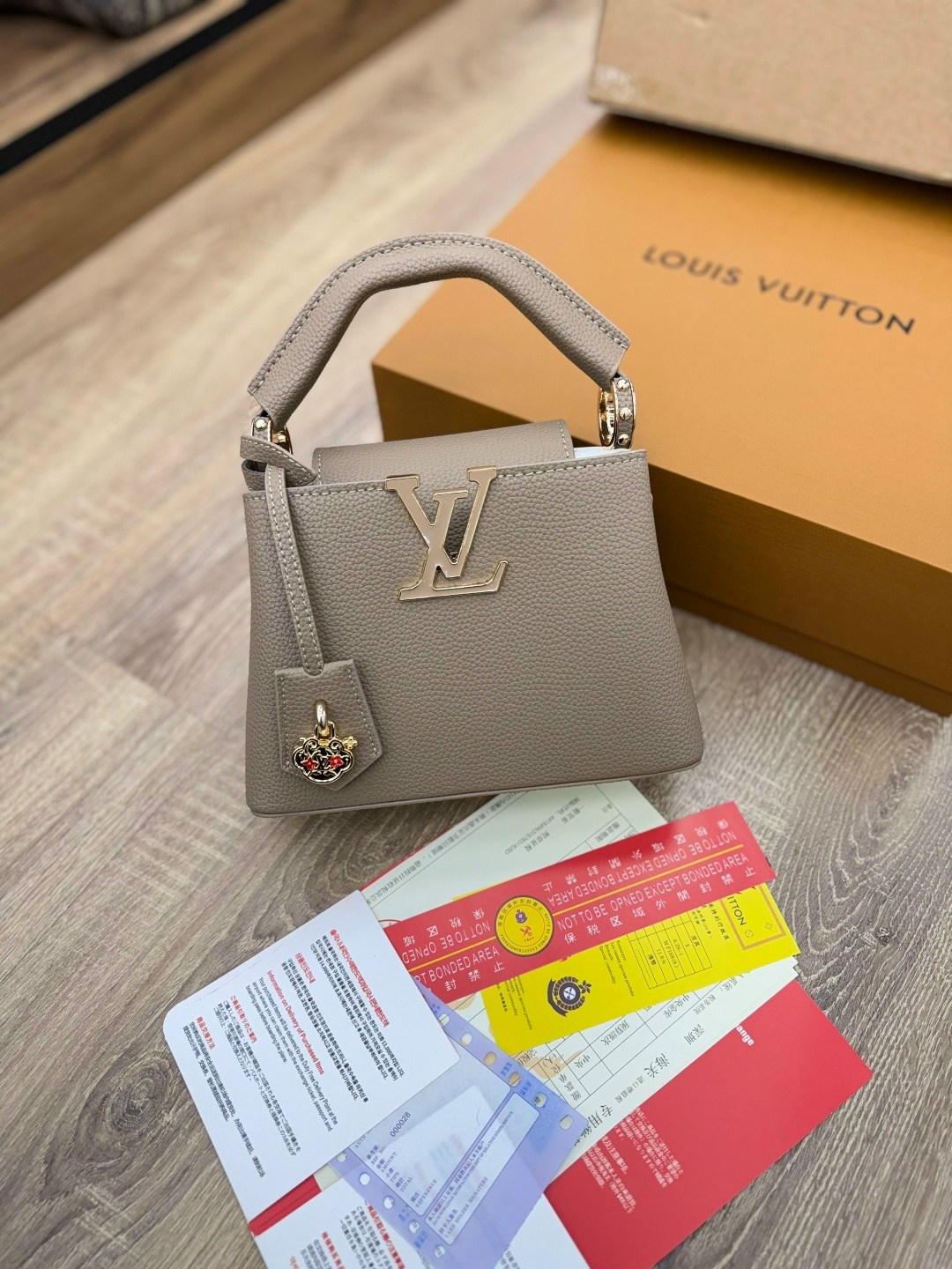 louis vuitton женская сумка,louis vuitton capucines,сумка louis vuitton,кожаная черная сумка louis vuitton capucines pm,луи виттон сумка