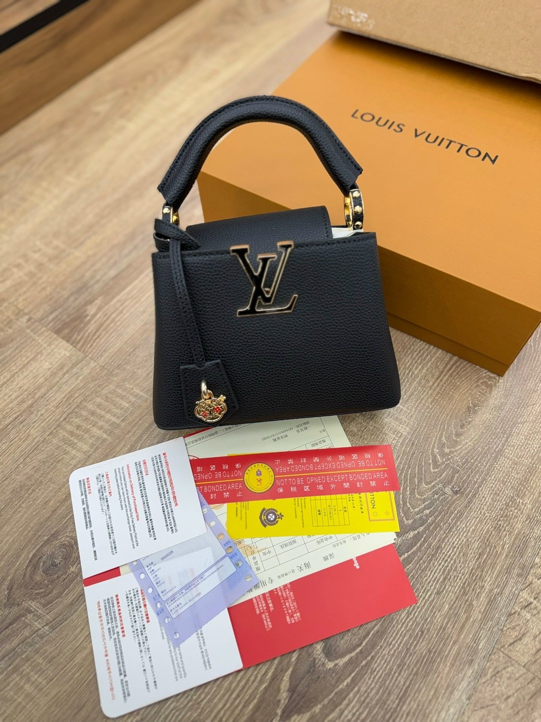 louis vuitton женская сумка,louis vuitton capucines,сумка louis vuitton,кожаная черная сумка louis vuitton capucines pm,луи виттон сумка