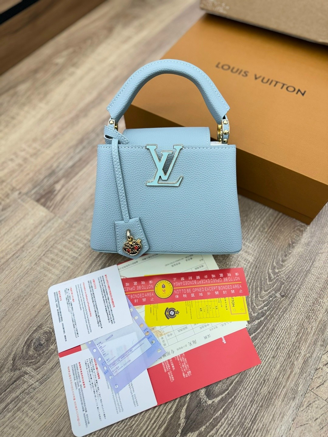 louis vuitton женская сумка,louis vuitton capucines,сумка louis vuitton,кожаная черная сумка louis vuitton capucines pm,луи виттон сумка