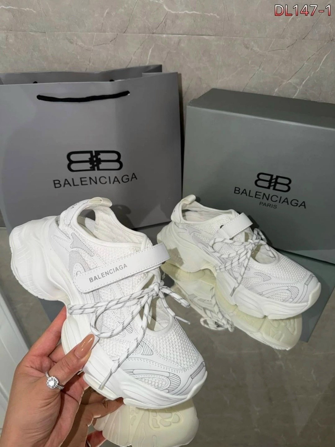 кроссовки balenciaga,кроссовки женские balenciaga,чёрные кроссовки balenciaga с прозрачной подошвой, balenciaga,кроссовки balenciaga triple s clear sole
