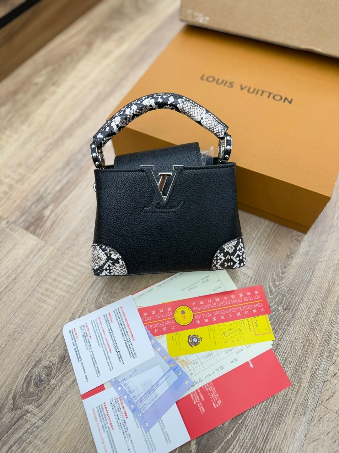 louis vuitton женская сумка,louis vuitton capucines,сумка louis vuitton,кожаная черная сумка louis vuitton capucines pm,луи виттон сумка