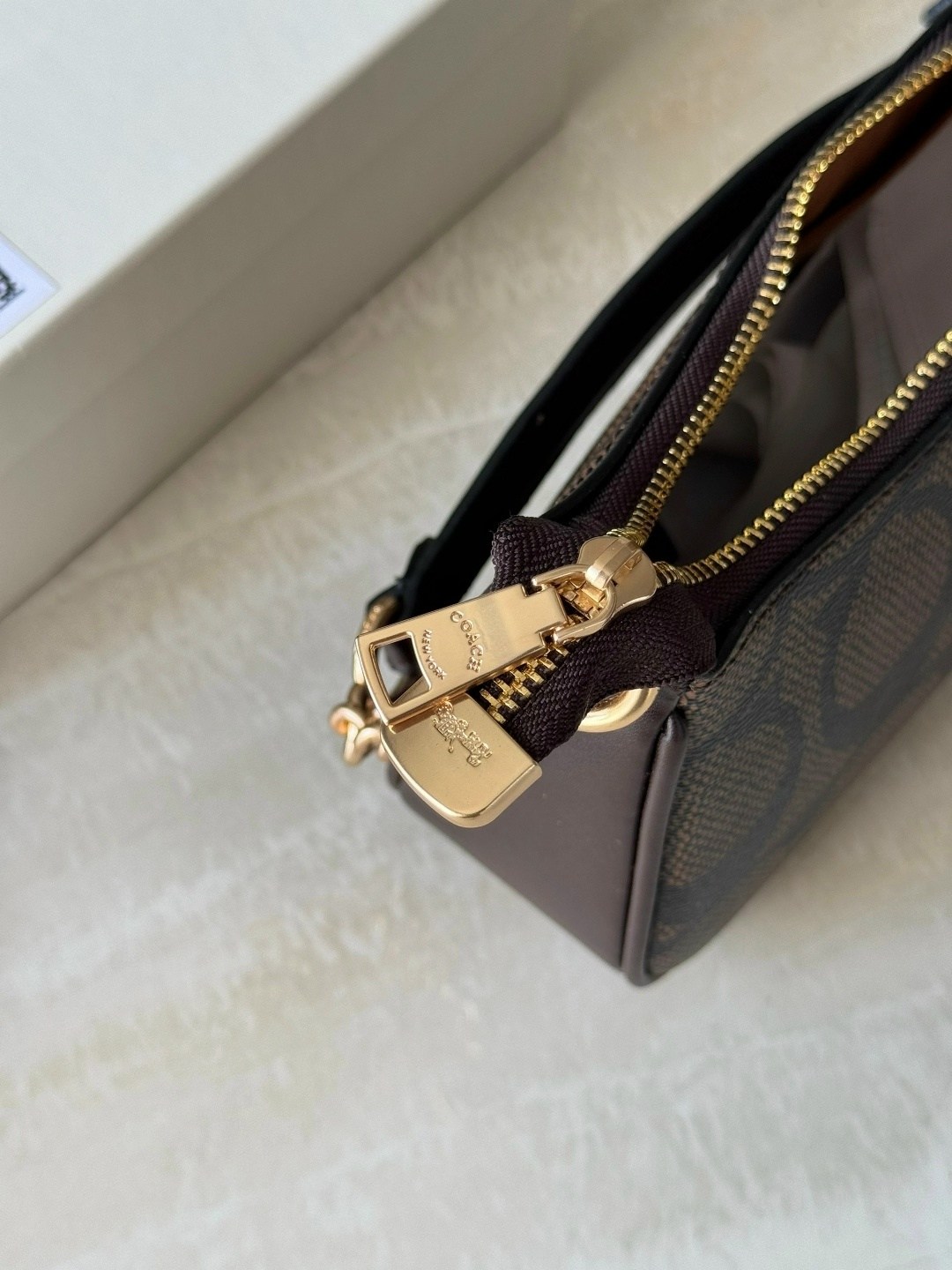женская сумка coach,coach teri shoulder bag ca548 in signature canvas dark brown,coach сумка,coach сумка на плечо,сумка