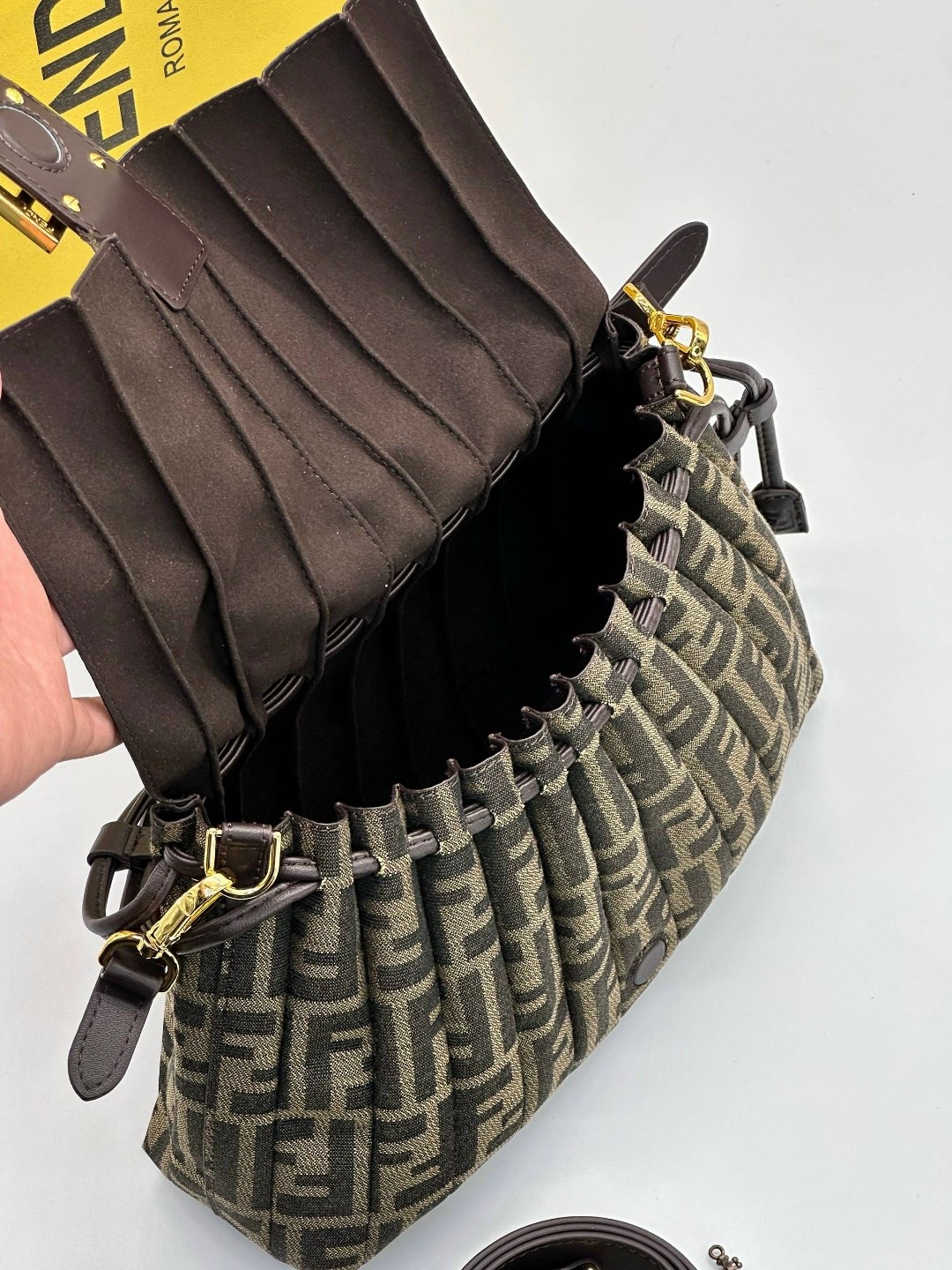 сумка fendi,fendi сумка на плечо,женская сумка fendi,сумка фенди,модная сумка