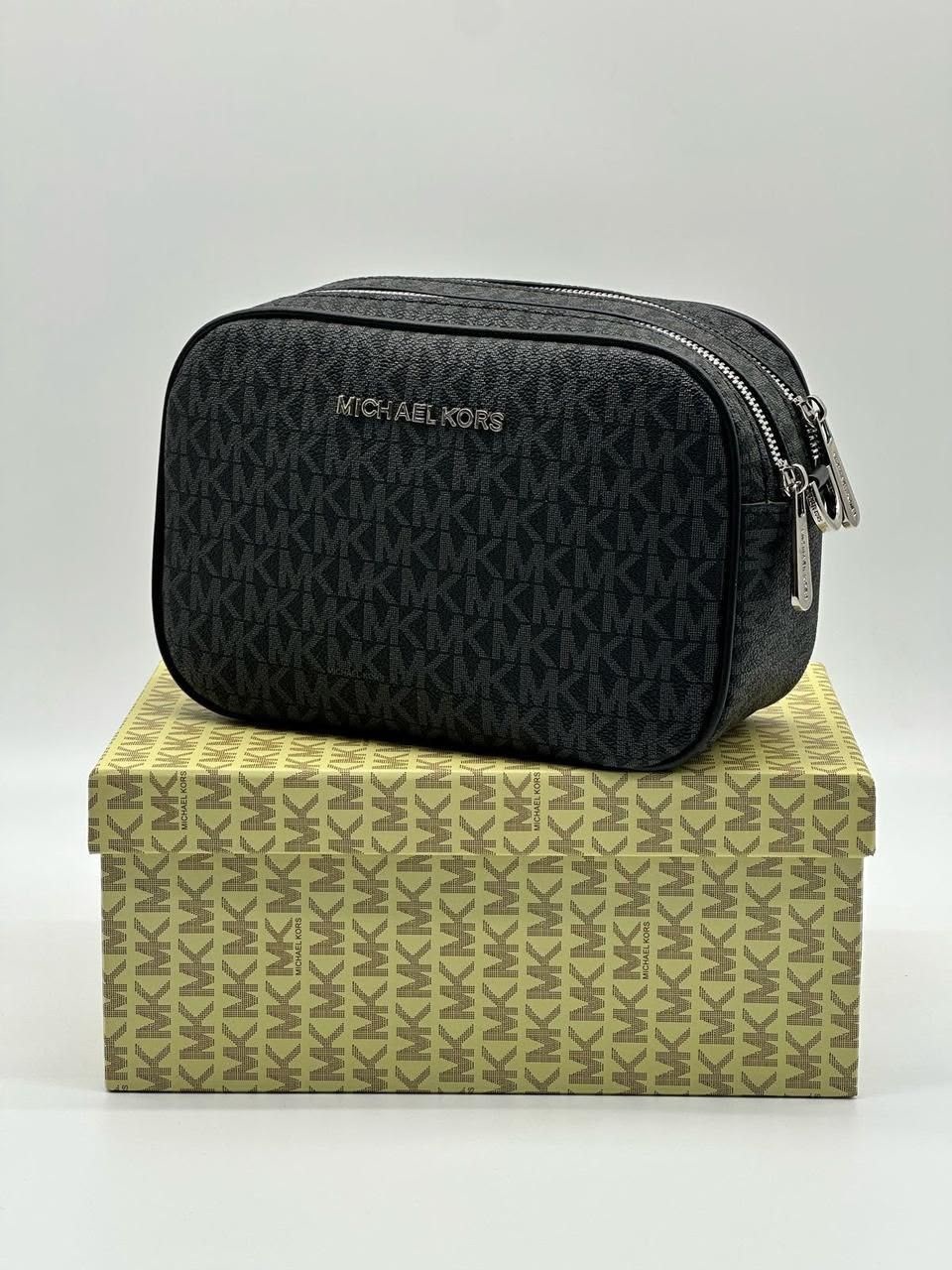 женская сумка michael kors,michael kors сумка на плечо,сумка через плечо michael kors с двумя отделениями и декором monogram,женская сумка кроссбоди michael kors,сумка michael kors