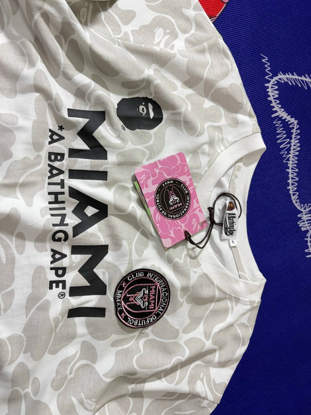 футболка bape inter miami синтетика белая 2xl,футболка bape,футболка bape inter miami,футболка футбольная интер майями bape,мужская футболка