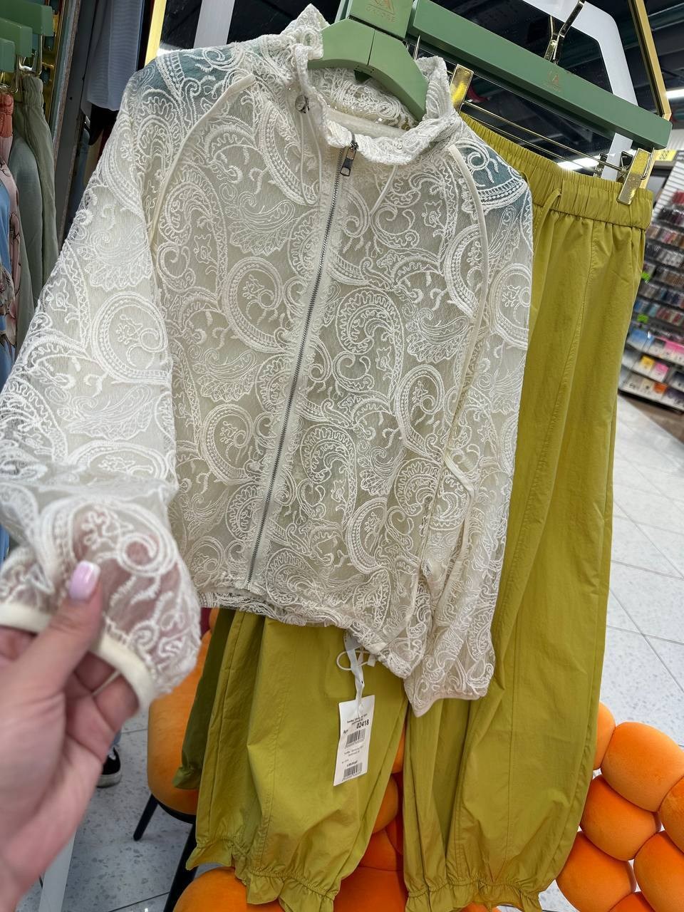 куртка бомбер,модная куртка,куртка с кружевом,блузка кружевная,женская куртка