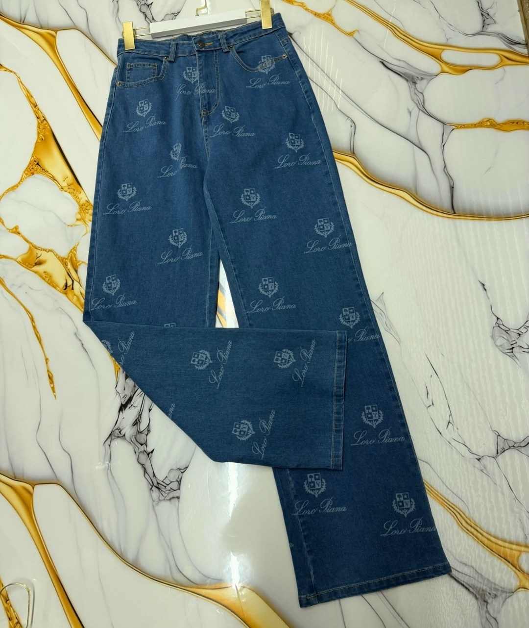 джинсы chanel,голубые джинсы louis vuitton с логотипами,джинсы louis vuitton,джинсы женские,модные джинсы