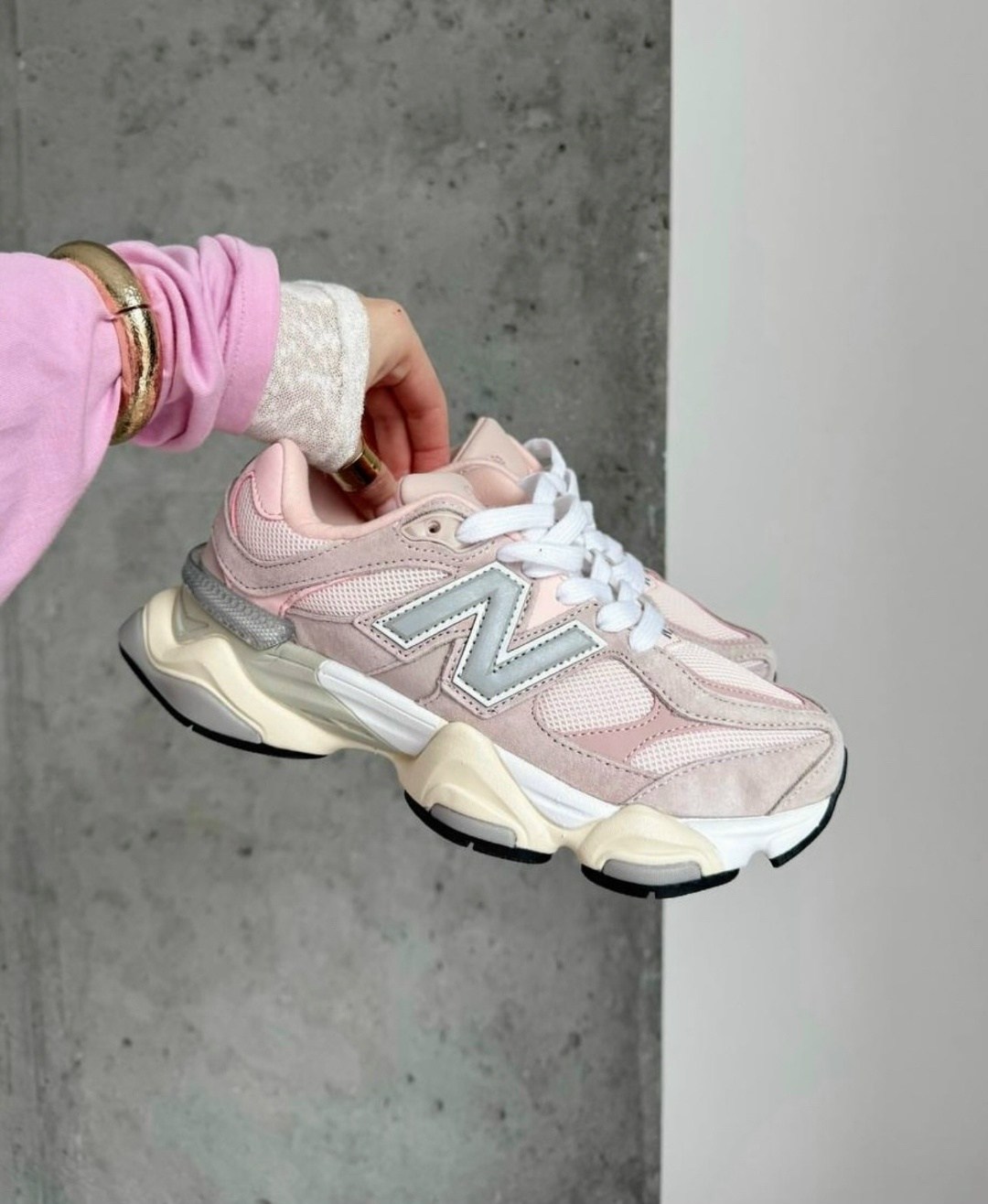 ,женские кроссовки,женские кроссовки adidas,женские кроссовки adidas ozweego,кроссовки adidas