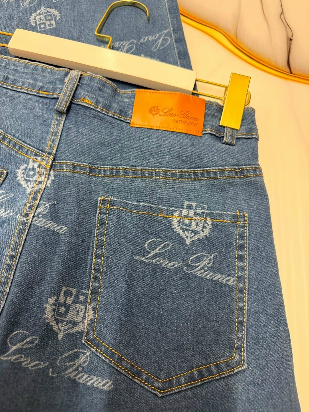 джинсы chanel,голубые джинсы louis vuitton с логотипами,джинсы louis vuitton,джинсы женские,модные джинсы