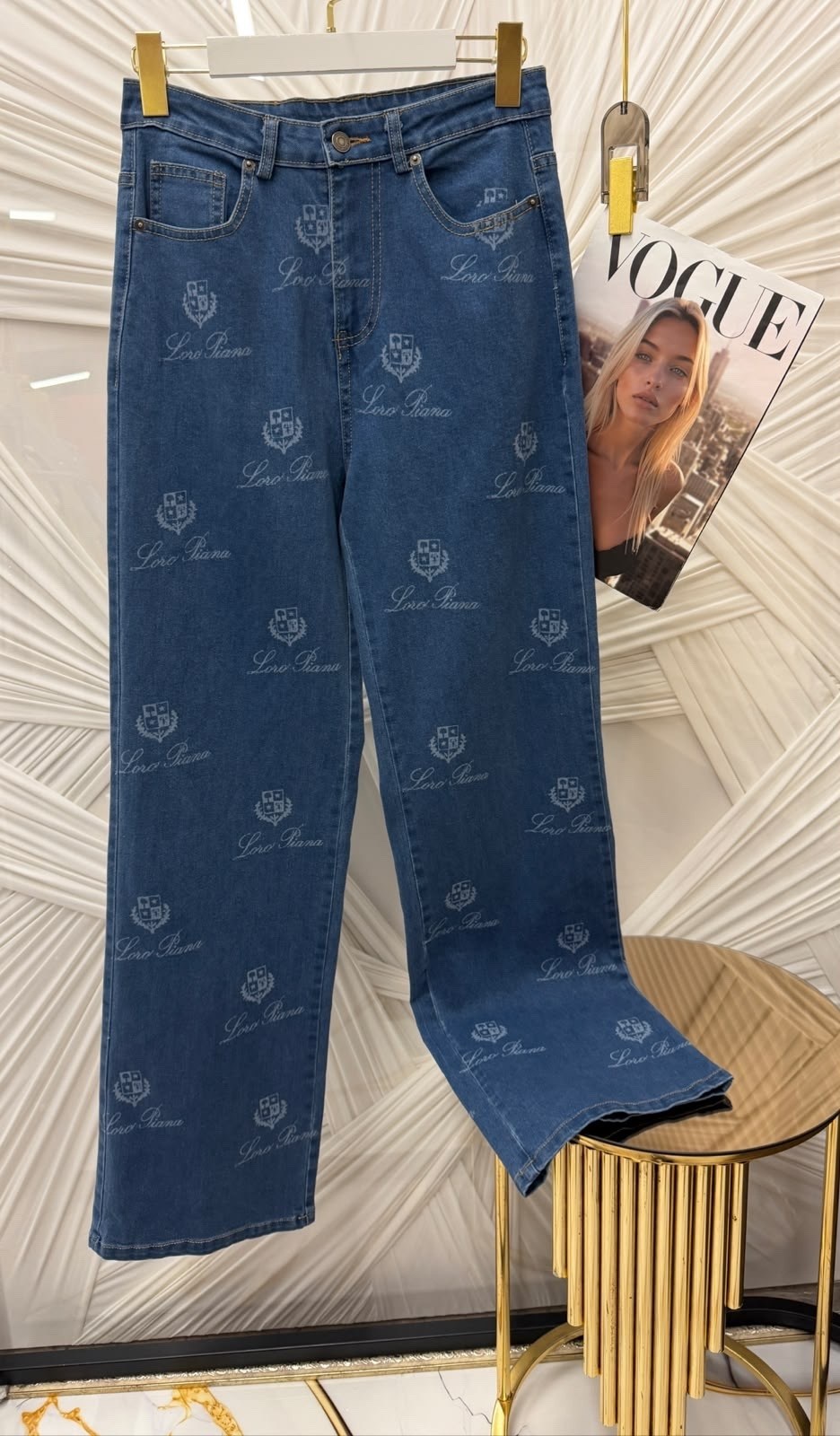 джинсы chanel,голубые джинсы louis vuitton с логотипами,джинсы louis vuitton,джинсы женские,модные джинсы