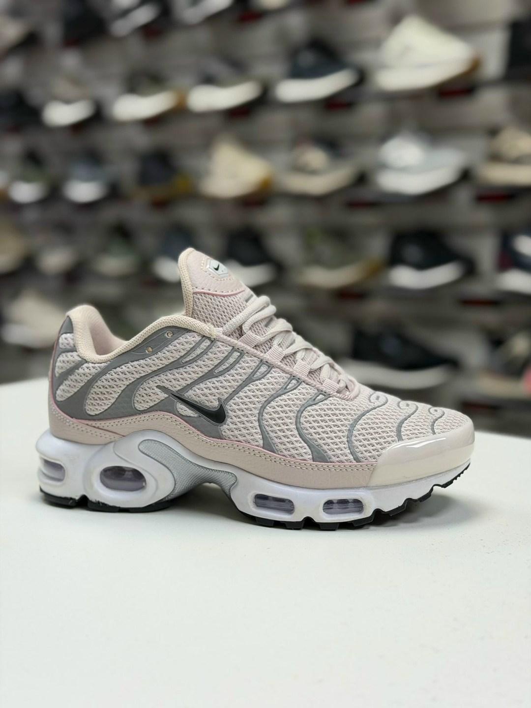 кроссовки nike air max tn plus,nike air max tn plus,кроссовки nike air max tn plus ultra белые с серым,кроссовки nike tn plus,кроссовки мужские nike air max tn plus