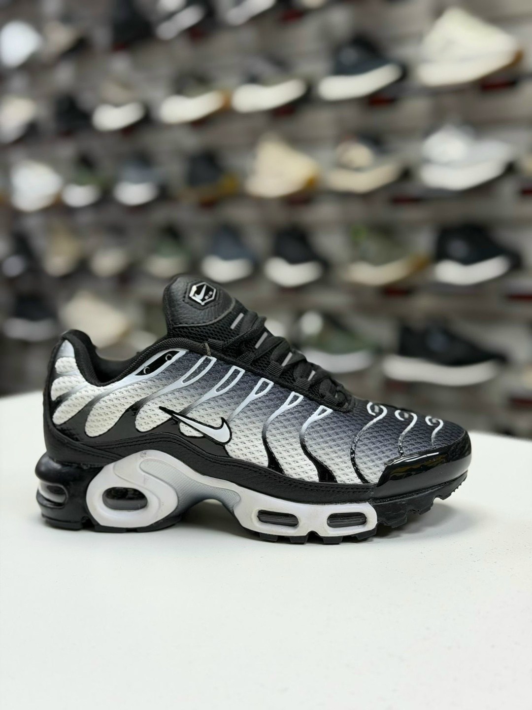 кроссовки nike air max tn plus,nike air max tn plus,кроссовки nike air max tn plus ultra белые с серым,кроссовки nike tn plus,кроссовки мужские nike air max tn plus