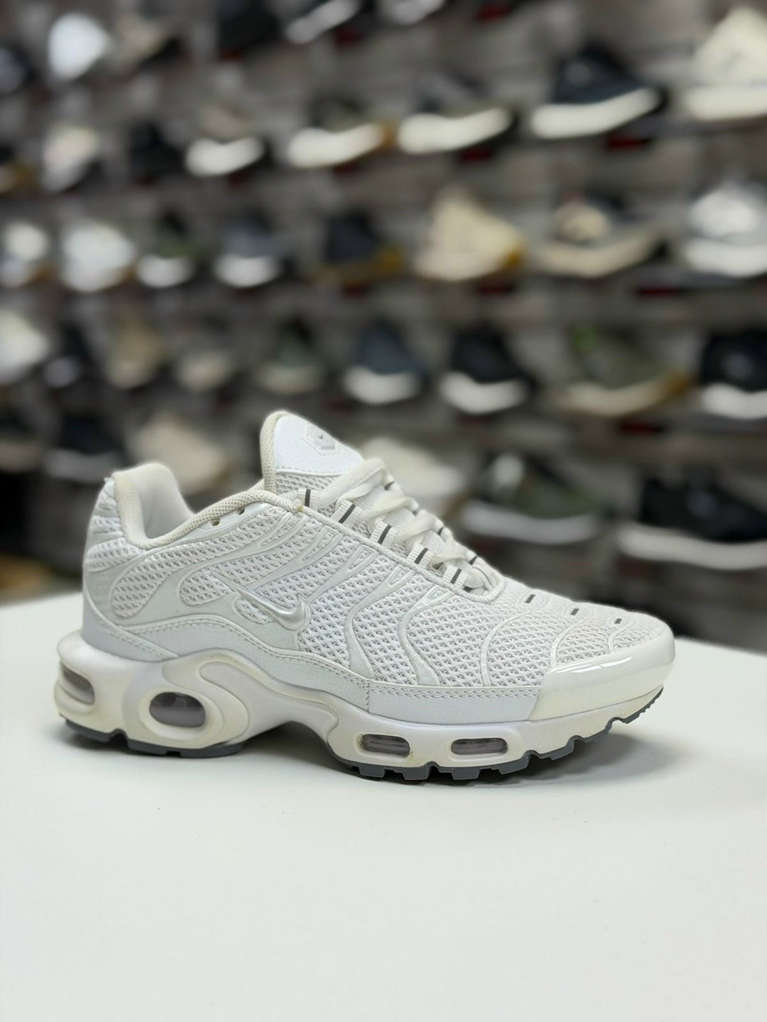 кроссовки nike air max tn plus,nike air max tn plus,кроссовки nike air max tn plus ultra белые с серым,кроссовки nike tn plus,кроссовки мужские nike air max tn plus