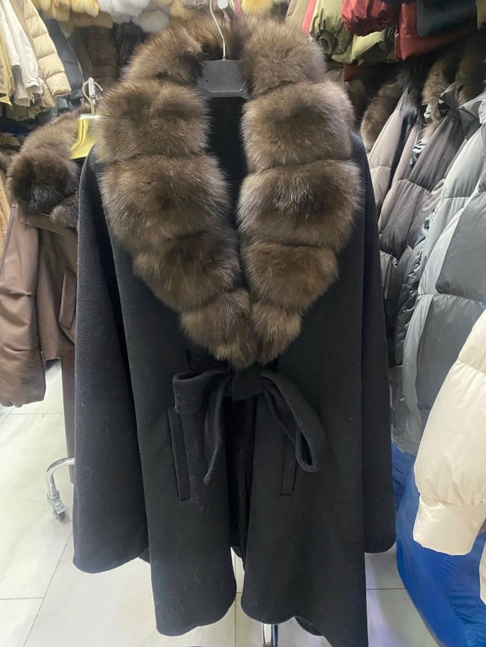 пальто с мехом,пальто летучая мышь с мехом,пальто - летучая мышь с песцом,пальто пончо с меховой отделкой,пальто пончо
