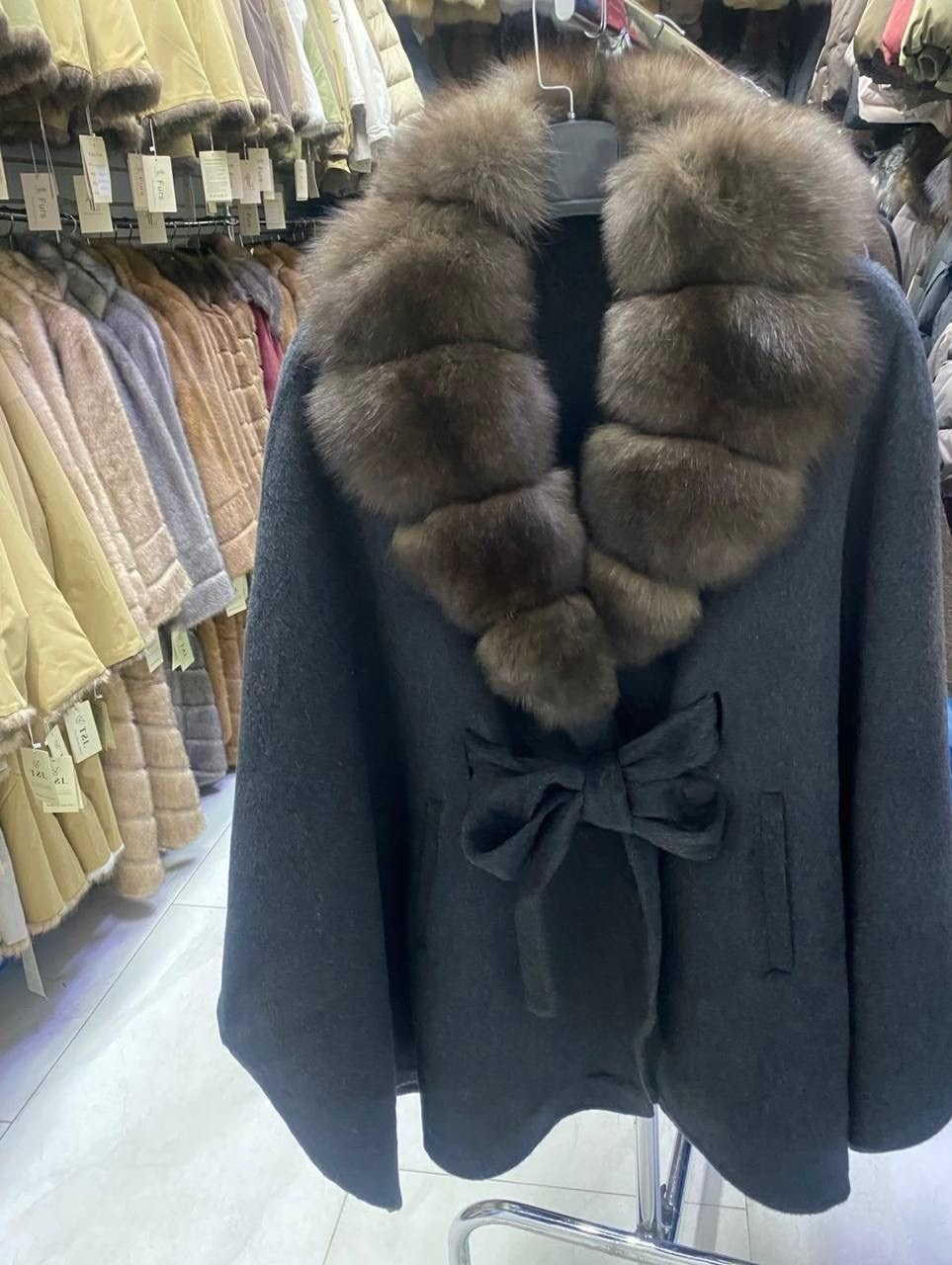 пальто с мехом,пальто летучая мышь с мехом,пальто - летучая мышь с песцом,пальто пончо с меховой отделкой,пальто пончо