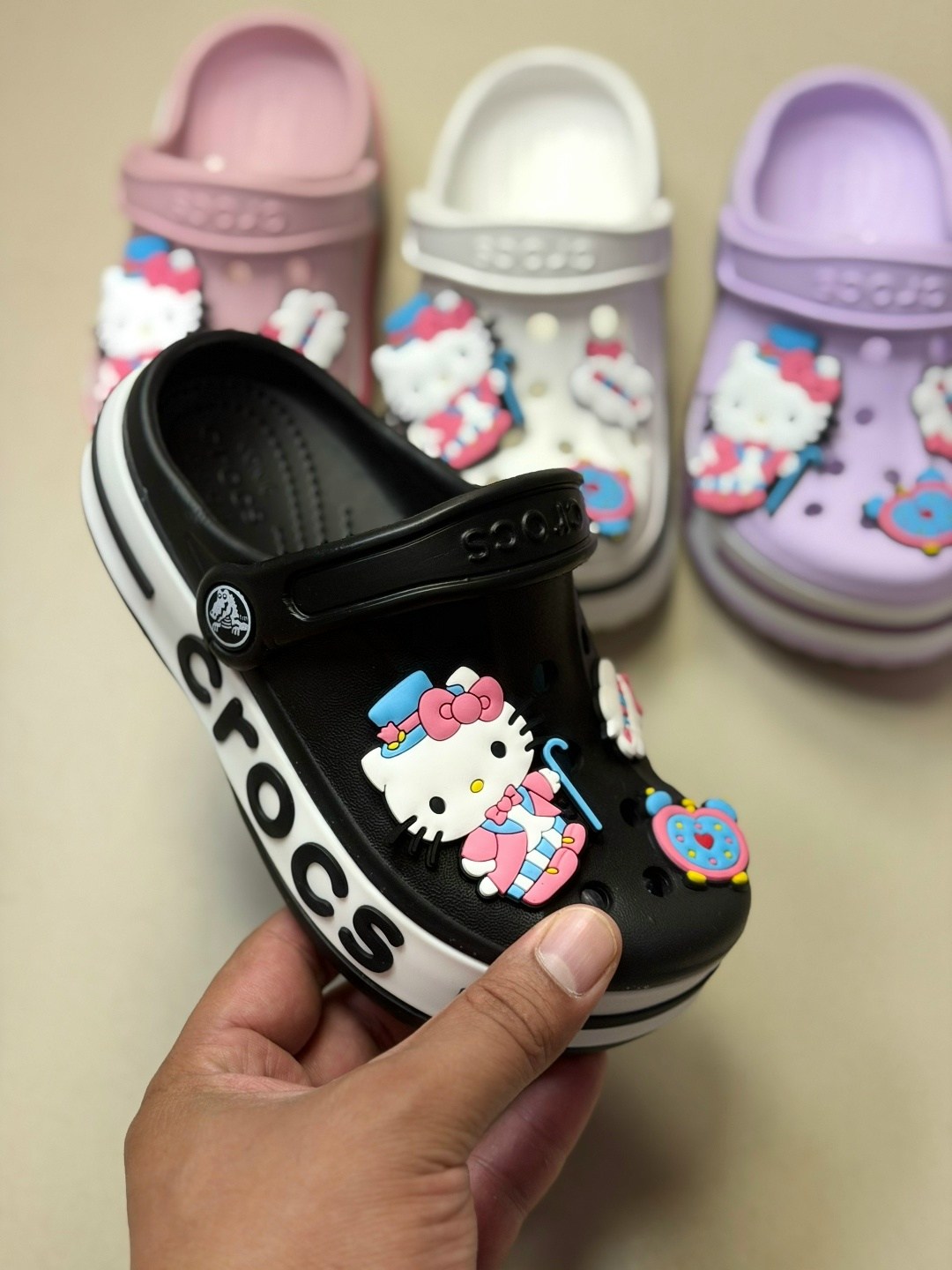 кроксы хеллоу китти,кроксы с хелло китти,hello kitty crocs,кроксы с куроми для девочки,сандалии crocs crocband sandal kids