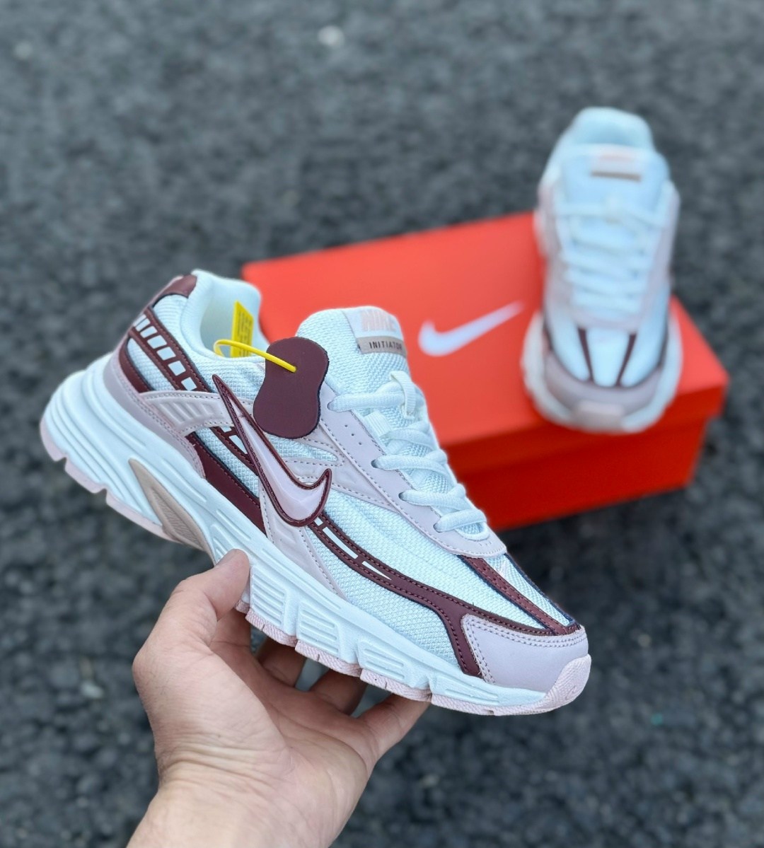 кроссовки nike initiator,женские беговые кроссовки initiator от finish line nike белый,кроссовки женские nike wmns initiator white/cerry/metallic silver,кроссовки nike,кроссовки женские nike initiator