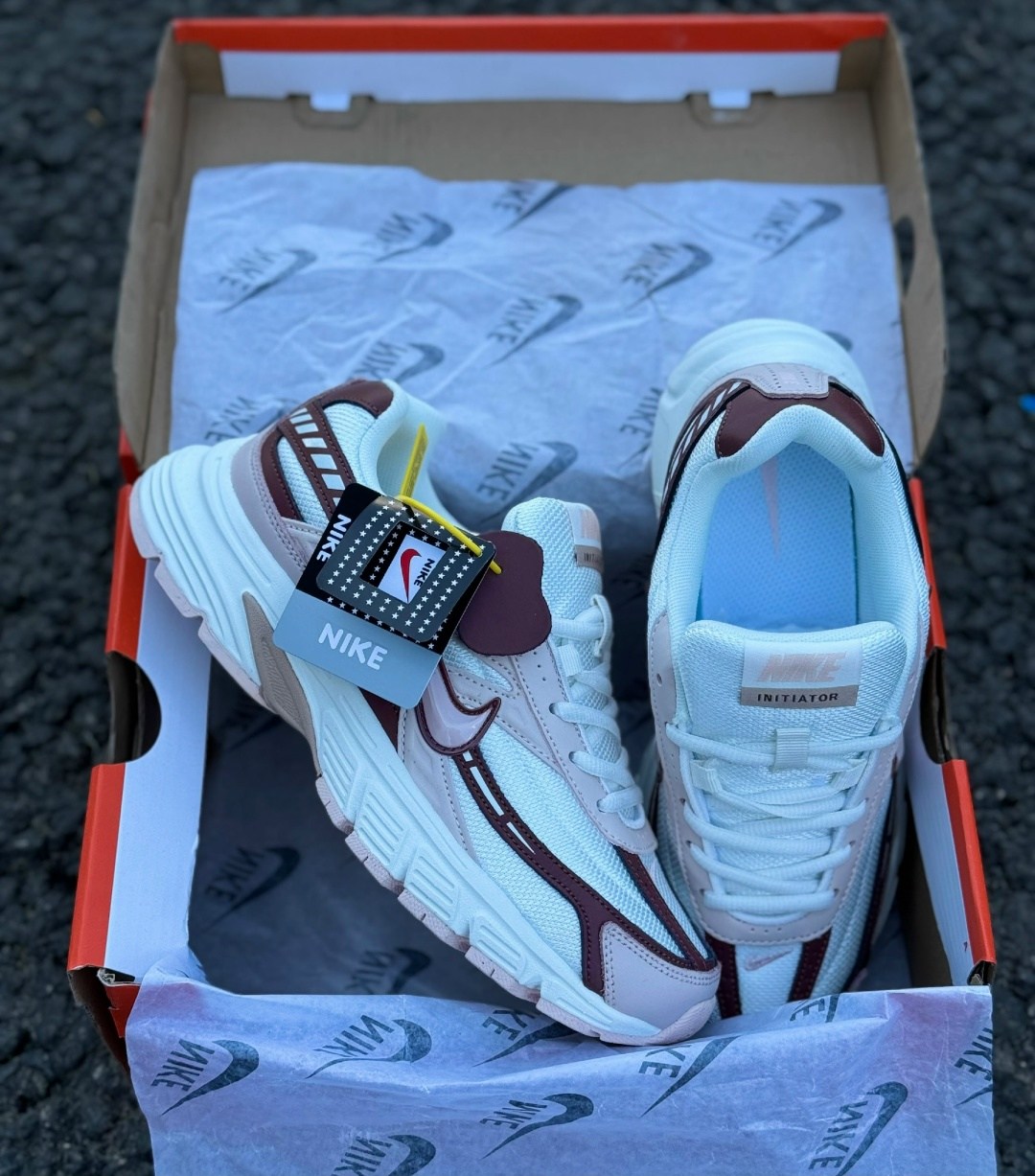 кроссовки nike initiator,женские беговые кроссовки initiator от finish line nike белый,кроссовки женские nike wmns initiator white/cerry/metallic silver,кроссовки nike,кроссовки женские nike initiator